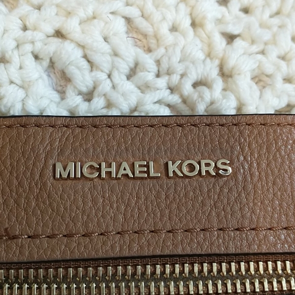 Michael Kors crossbody - Picture 2 of 3